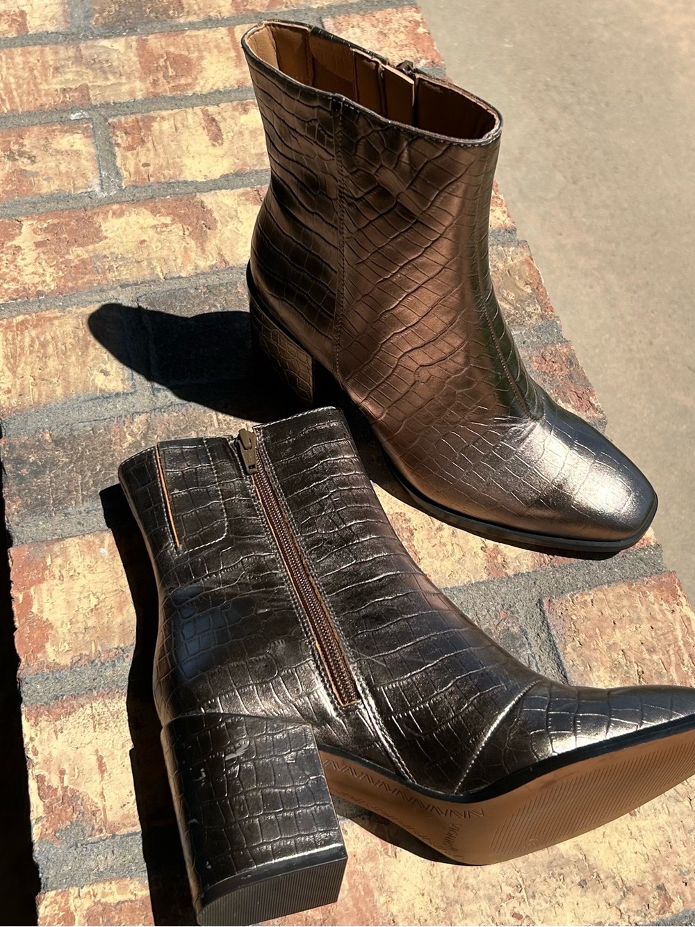 Vionic Metallic Croc-Embossed Ankle Boots - Gold Like NEW Size 6.5 - Picture 4 of 12